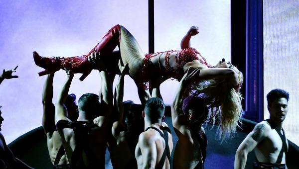 Britney Spears se muestra muy atrevida junto a Tinashe en video de "Slumber Party"