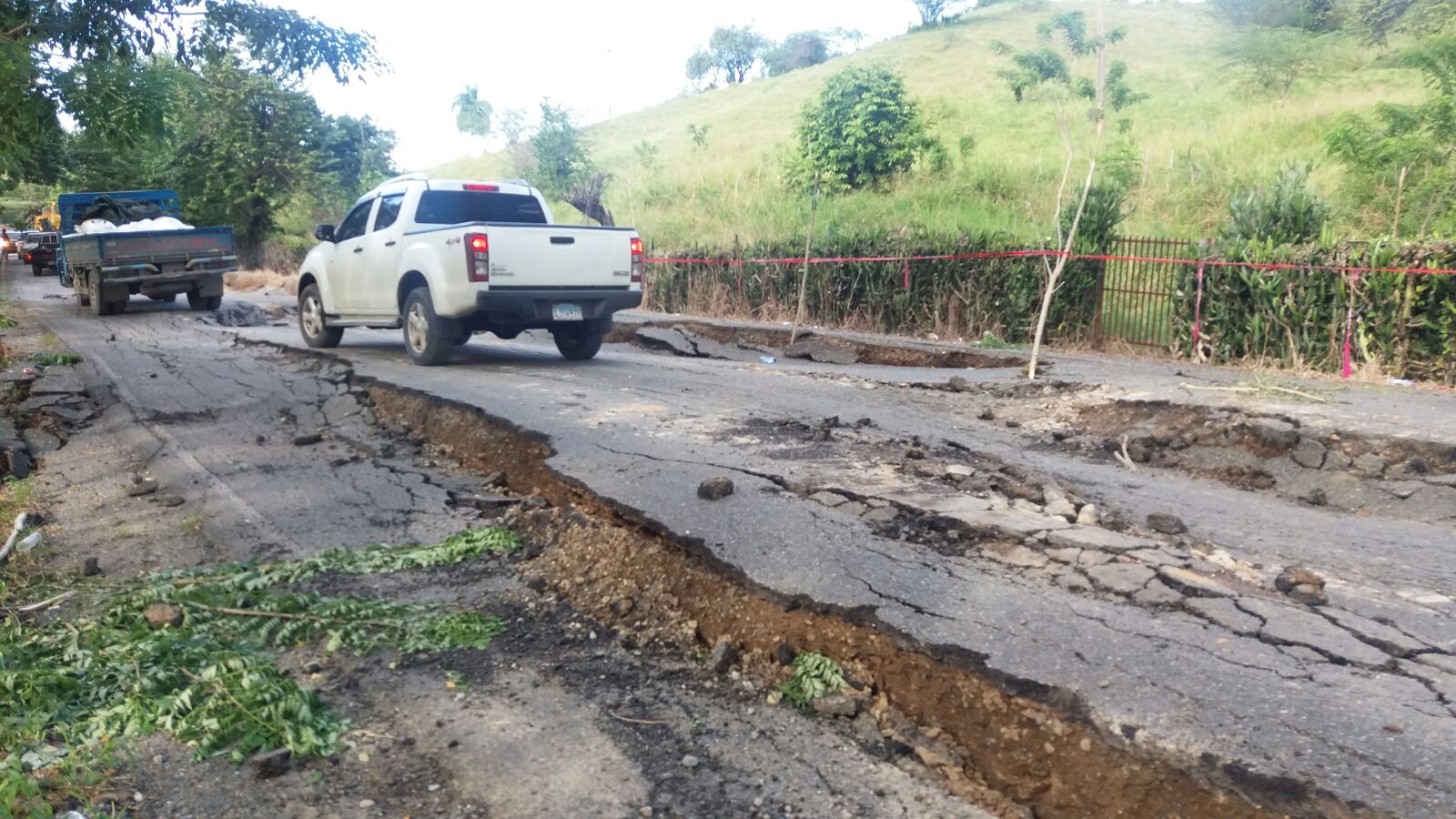 Carretera de Villa Isabela con grandes grietas tras aguaceros