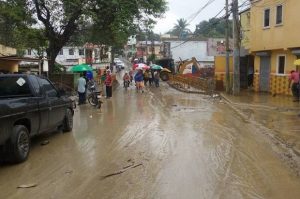 Santiago: sectores inundados por desborde de arroyo en Gurabo