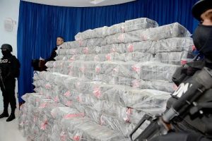 DNCD decomisa más de 1, 000 paquetes de droga y apresa dos sospechosos