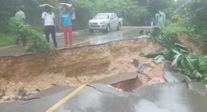Reportan desplome de tramo carretero en El Limón de Samaná