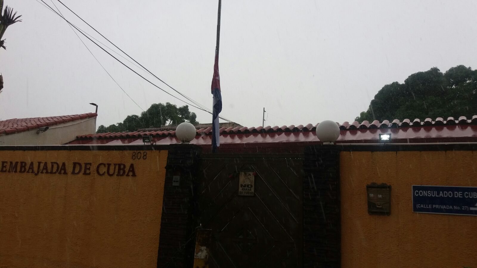 Luto: sigue a media asta bandera embajada de Cuba por muerte de Fidel