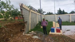Se desploma pared de escuela en Montecristi