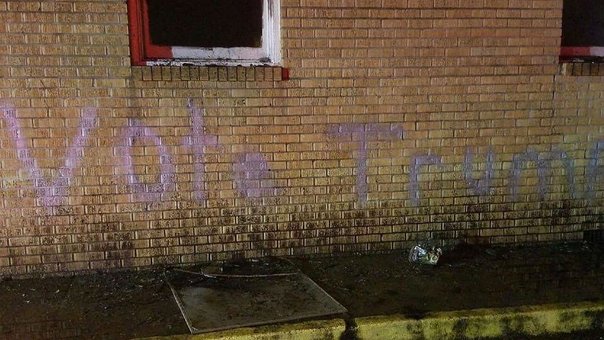Queman iglesia de comunidad negra en EEUU y pintan “vota Trump” en su pared