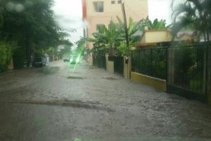Fuertes lluvias en Santiago provocan inundaciones urbanas; COE amplía alertas                        