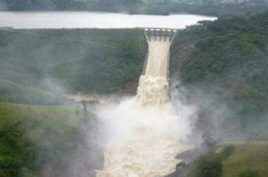 Gran desfogue de presa Tavera; alerta en el área