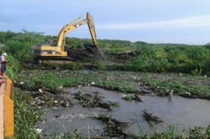 Montecristi: quitan escombros de puentes ante posibles crecidas de ríos  