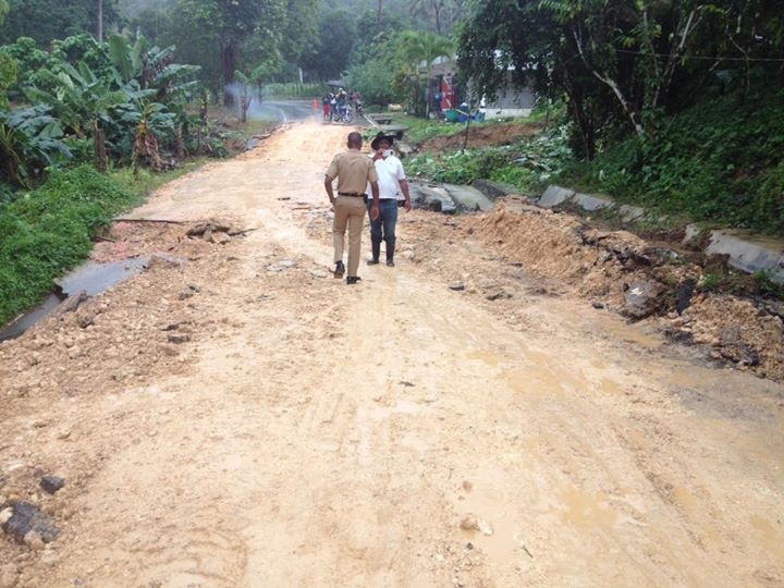 Brigada MOPC llegan a El Limón de Samaná donde colapsó tramo carretero