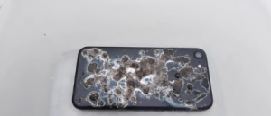Así quedó el iPhone 7 después de sumergirlo en el ácido más potente del mundo