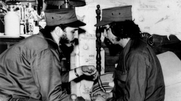 Fidel Castro volvió a reunirse con el Che Guevara en Santa Clara durante el cortejo fúnebre