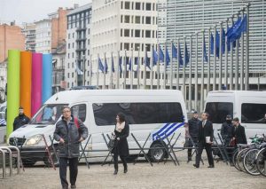 Cientos de personas evacuadas de Mercedes Europa en Bruselas por una amenaza de bomba