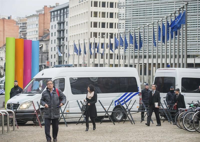 Cientos de personas evacuadas de Mercedes Europa en Bruselas por una amenaza de bomba