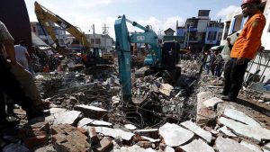 Los muertos en el terremoto en Indonesia superan el centenar