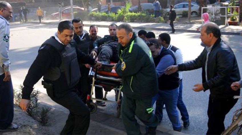 Seis policías mueren al explotar una bomba en El Cairo