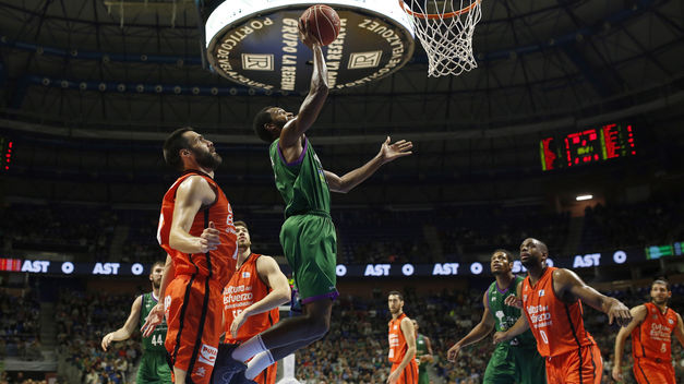 Valencia Basket da un paso más para la Copa del Rey ante un Unicaja desacertado