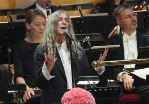 Patti Smith olvida letra al cantar en gala de premios Nobel 