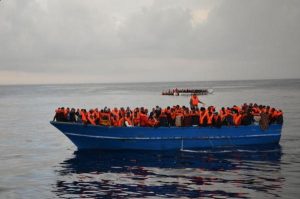 Mediterráneo: rescatan a más de mil migrantes en medio de una poderosa tormenta eléctrica