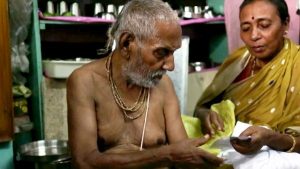 Es un monje hindú, dice tener 120 años y los tres secretos fundamentales para lograrlo