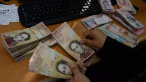 La incertidumbre reina en Venezuela tras el retiro de la mitad de su dinero en efectivo