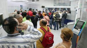 Caos en los bancos de Venezuela tras el decreto de Nicolás Maduro que saca de circulación los billetes de 100 bolívares