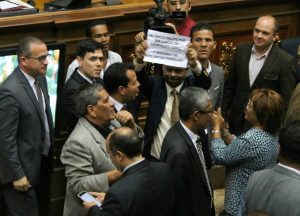La oposición venezolana apuesta por la condena simbólica a Maduro ante la crisis