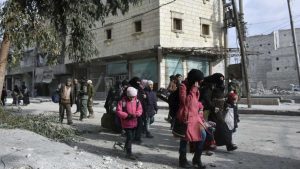 El retraso en la evacuación de civiles y rebeldes prevista para hoy en el este de Alepo (norte de Siria) se ha retrasado por diferencias entre las partes en conflicto, que libran ahora intensos combates en zonas en poder de los opositores.

El alto el fuego alcanzado en las últimas horas para la salida de los combatientes y civiles ha saltado por los aires y se desconoce cuando se llevará a cabo la evacuación, que estaba previsto que comenzara a las 05.00 hora local (03.00 hora GMT).

Los autobuses que iban a transportar a los rebeldes y civiles evacuados se han retirado y están regresando a sus bases, dijo hoy a Efe el director del Observatorio Sirio de Derechos Humanos, Rami Abderrahman.

El embajador ruso ante la ONU, Vitaly Churkin, anunció ayer que el Ejército sirio había detenido sus operaciones en Alepo y que se había llegado a un pacto para la salida de combatientes opositores, pero el cese de hostilidades sólo ha durado unas horas.

Según el Observatorio, son las autoridades sirias las que impiden la aplicación del pacto forjado entre Rusia y Turquía para una evacuación por no haber sido consultadas, mientras que los opositores acusan a Irán, porque quiere incluir en el acuerdo algún punto referido a los cercanos pueblos de mayoría chií de Fua y Kefraya.

El motivo, según el Observatorio, es que entre los rebeldes hay unos 250 guerrilleros extranjeros que las autoridades sirias quieren detener e investigar, y el hecho de que el Ejército considere que no recibe nada a cambio en este pacto, ya que estaba a punto de tomar totalmente el área rebelde.

Hasta ahora, los medios oficiales sirios mantienen el silencio sobre este tema, aunque ni siquiera confirmaron ayer la existencia de un acuerdo para la evacuación.

El ministro ruso de Asuntos Exteriores, Serguéi Lavrov, expresó hoy, por su parte, su confianza en que la situación en el oeste de Alepo se resuelva 