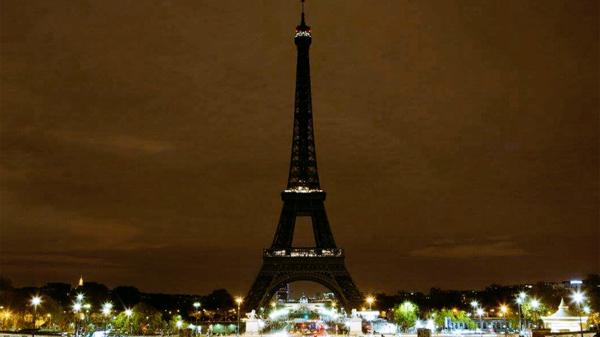 París apaga la Torre Eiffel en apoyo a Alepo