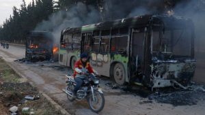Grupos rebeldes queman autobuses en la evacuación de dos zonas controladas por el gobierno sirio
