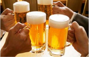 Segun investigaciones, un par de cervezas pueden mejorar el desempeño sexual