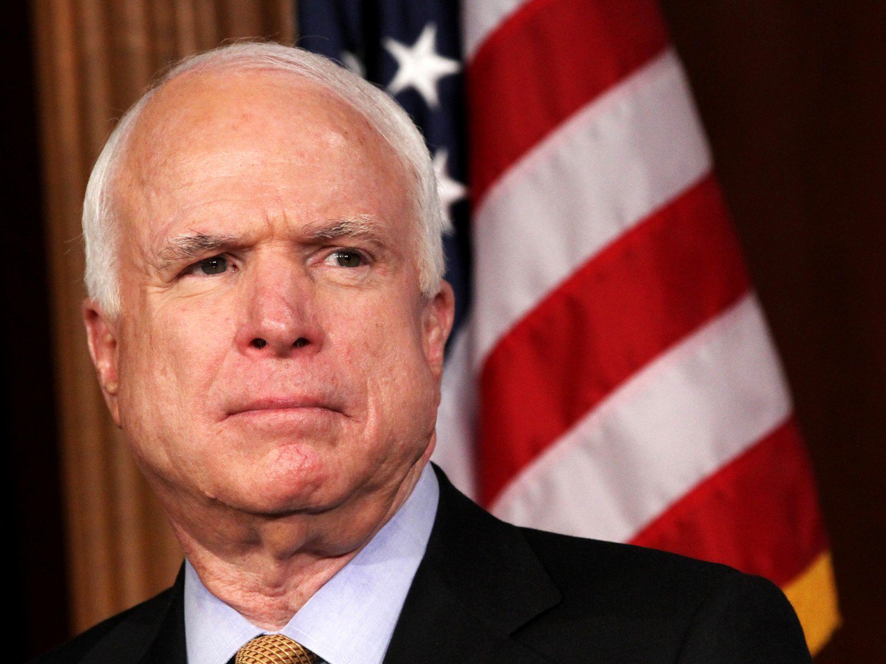 McCain: 'Hackeos' de Rusia amenazan con "destruir la democracia"