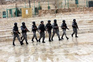 Mueren cuatro policías en tiroteo con hombres atrincherados en Jordania