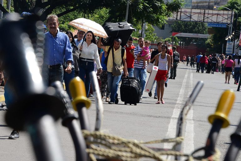 Venezolanos volvieron a cruzar a Colombia tras apertura de pasos peatonales