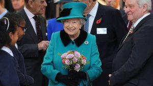 La reina Isabel II renuncia a 25 cargos honoríficos