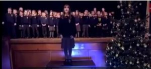 Niña con autismo conmueve cantando “Aleluya” de Leonard Cohen

