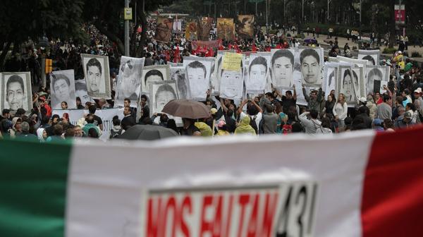 Padres de los 43 estudiantes de Ayotzinapa iniciaron una caravana para luchar contra el olvido
