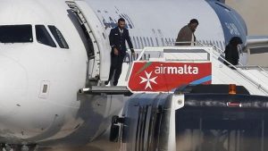Liberan a rehenes del avión libio que aterrizó en Malta
