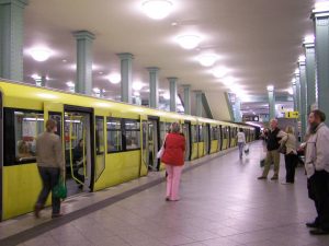 Intentan quemar vivo a un indigente en el metro de Berlín