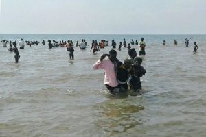 Se volca barco en el que viajaba equipo de fútbol en Uganda