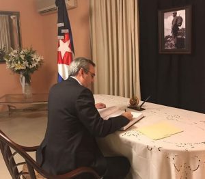 Abinader acude a embajada de Cuba a firmar libro de condolencias por muerte de Fidel Castro