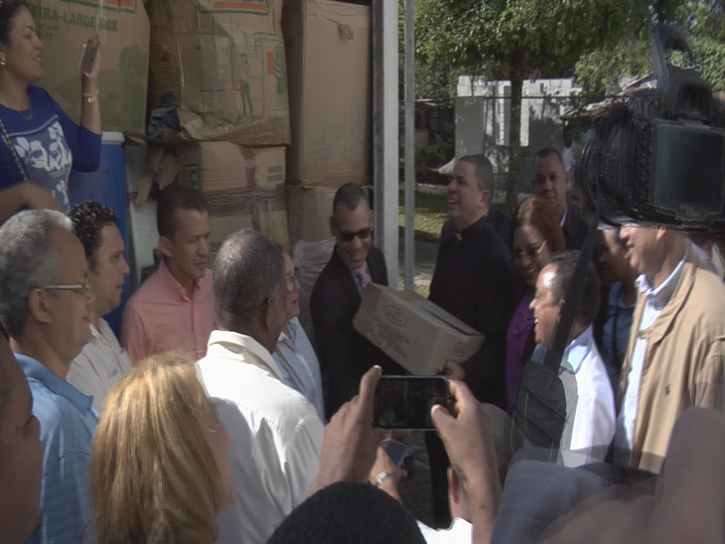 Cónsul dominicano en NY entrega ayuda a 1,500 familias afectadas por lluvias