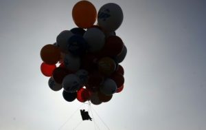 Un canadiense es multado por volar sobre silla atada a globos de helio