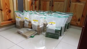 Autoridades decomisan 20 paquetes y 77 pacas de drogas en Barahona