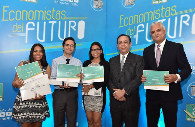 BCRD entrega premios a ganadores V competencia académica "Economistas del Futuro"