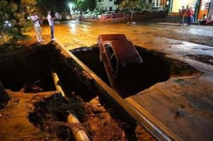 Santiago: paso afectado por hueco en que cayó automóvil