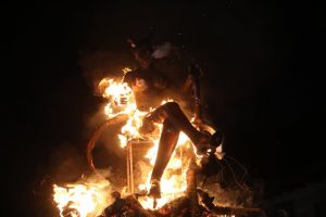 Guatemaltecos quemaron al diablo2
