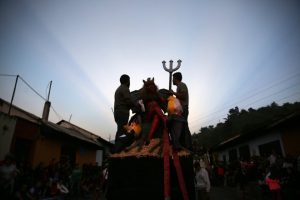 Guatemaltecos quemaron al diablo5