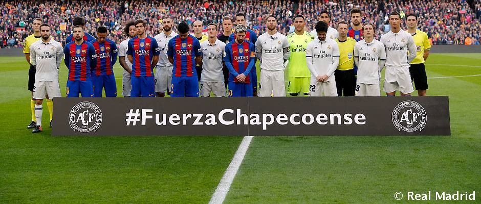 Barcelona y Real Madrid rinden homenaje al Chapecoense en el Clásico español