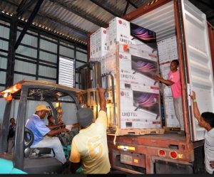 Aduanas incauta millonario contrabando de electrodomésticos en Muelle de Puerto Plata