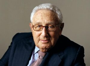 Henry Kissinger pide paciencia pese a ideas provocadoras de Trump