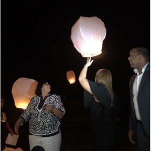 Lanzan globos de papel al aire en conmemoración fallecimiento Juan de los Santos